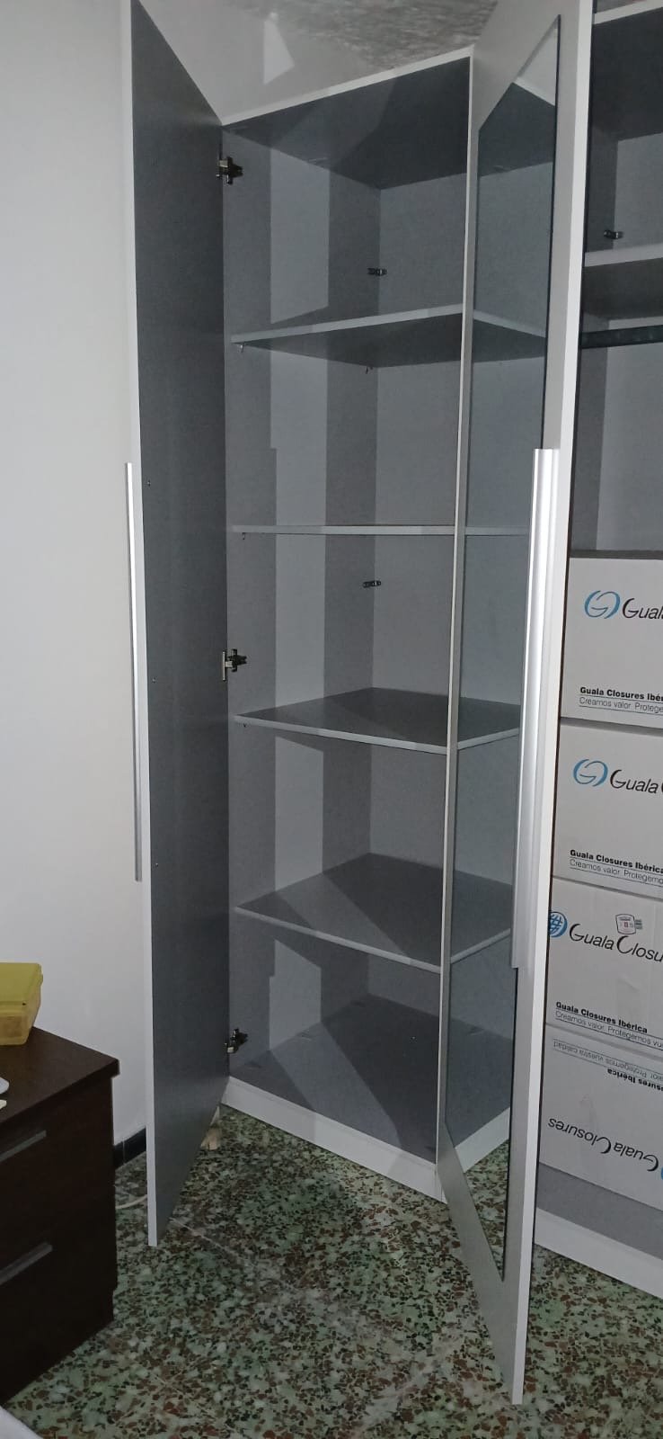 Armario blanco con espejo y tres puertas - imagen 2