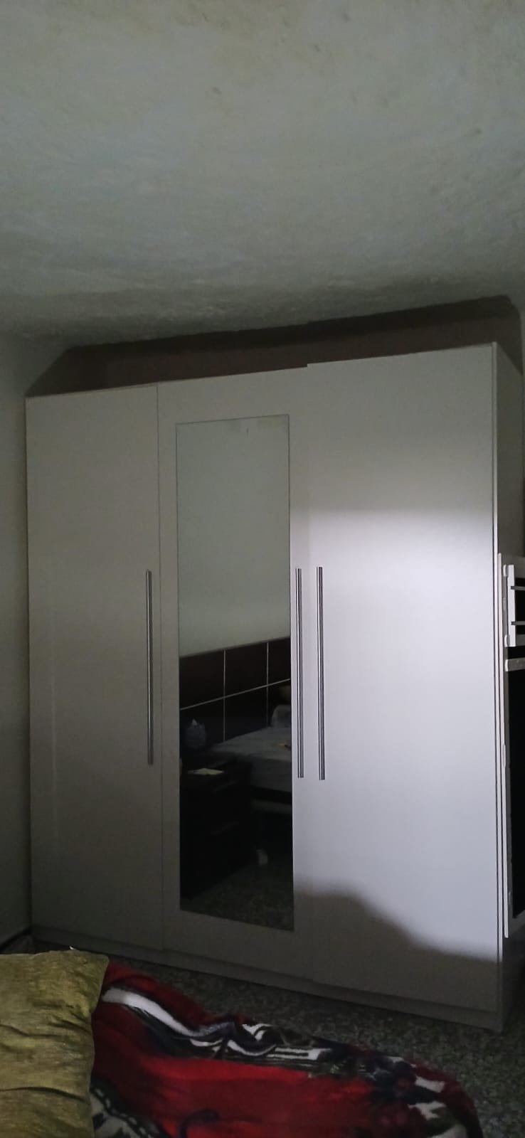 Armario blanco con espejo y tres puertas