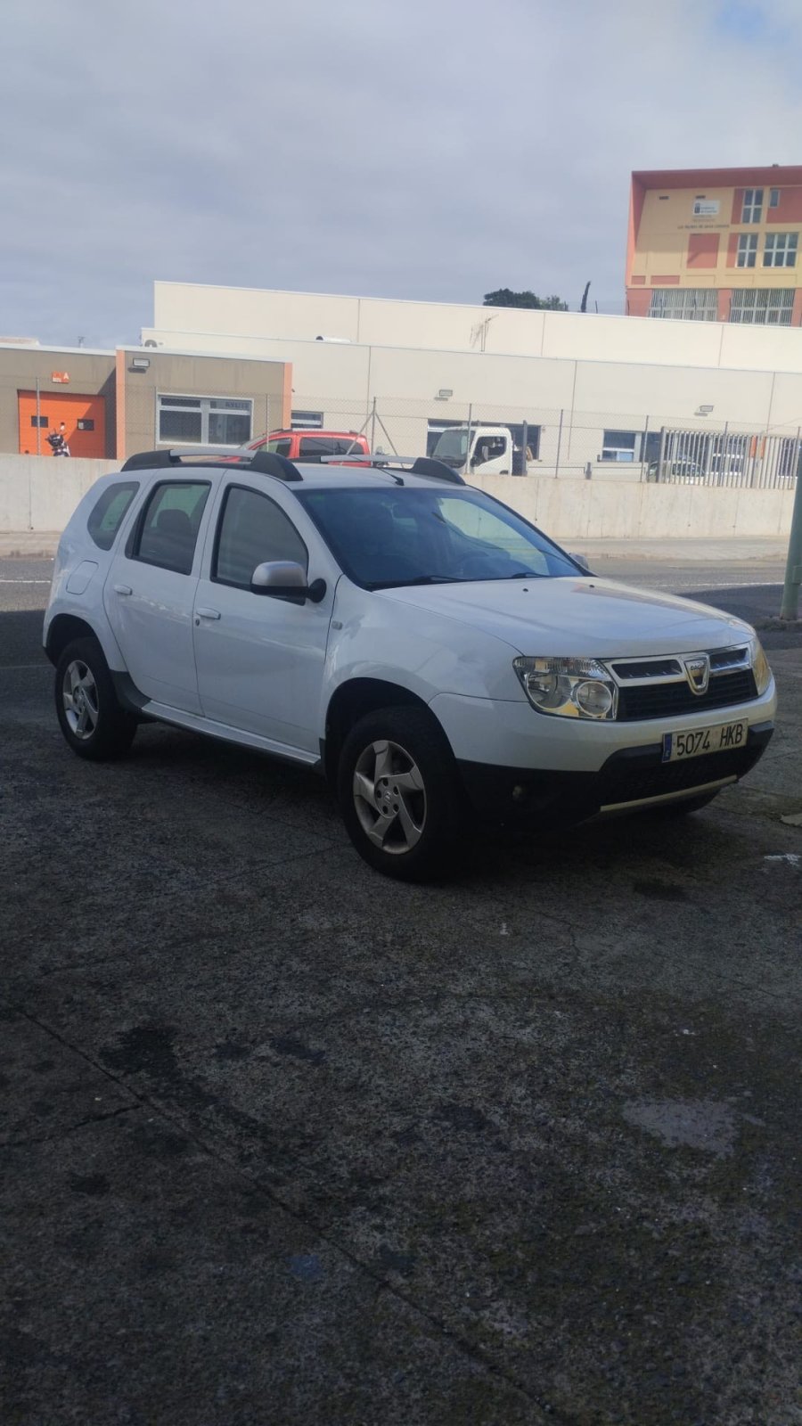 Dacia Duster blanco en buen estado - imagen 3